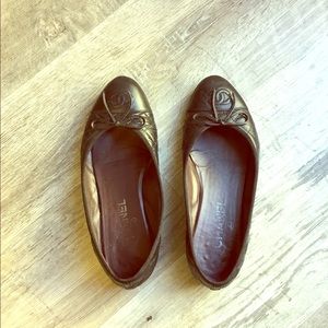 Chanel aged calfskin ballerinas - black